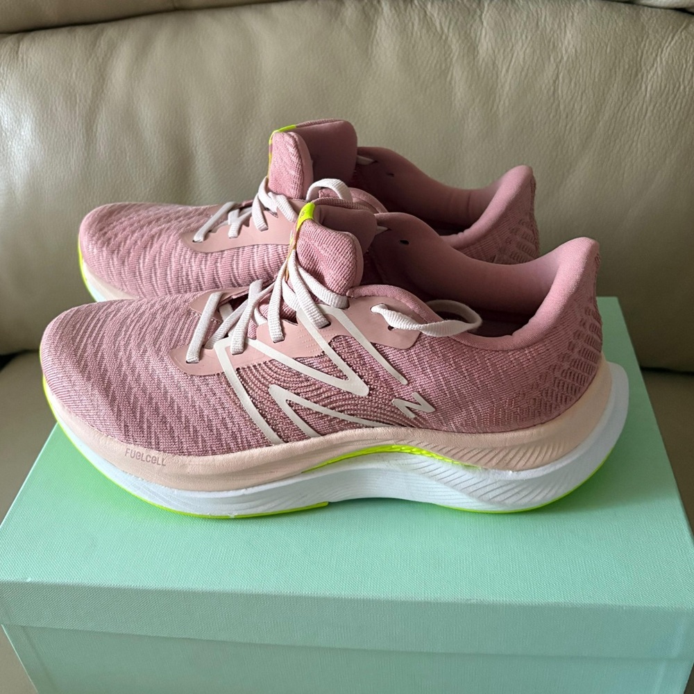 New Balance FuelCell Propel V4 Running Womens Size 8 Pink Moon WFCPRCP4
